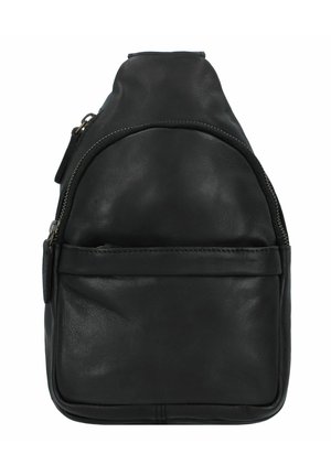 Sac en cuir noir en bandoulière avec un dessus arrondi, fermeture éclair et poche avant. Présente une texture lisse et des accents matériels minimalistes.