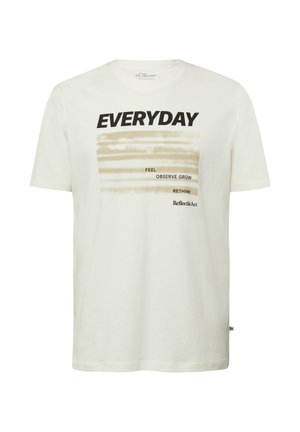 Weißes T-Shirt mit schwarzem Text „EVERYDAY“ und beigen Streifen mit den Worten: Feel, Observe, Grow, Rethink, Reflect&Act.