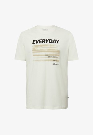 Weißes T-Shirt mit schwarzem Text „EVERYDAY“ und beigen Streifen mit den Worten: Feel, Observe, Grow, Rethink, Reflect&Act.