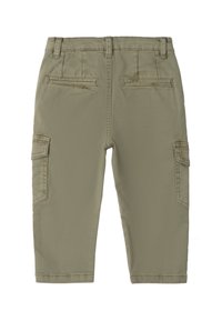 Khaki spodnie cargo z tylnymi kieszeniami, bocznymi kieszeniami cargo oraz płaskim pasem. Wykonane z mocnego materiału o gładkiej teksturze.