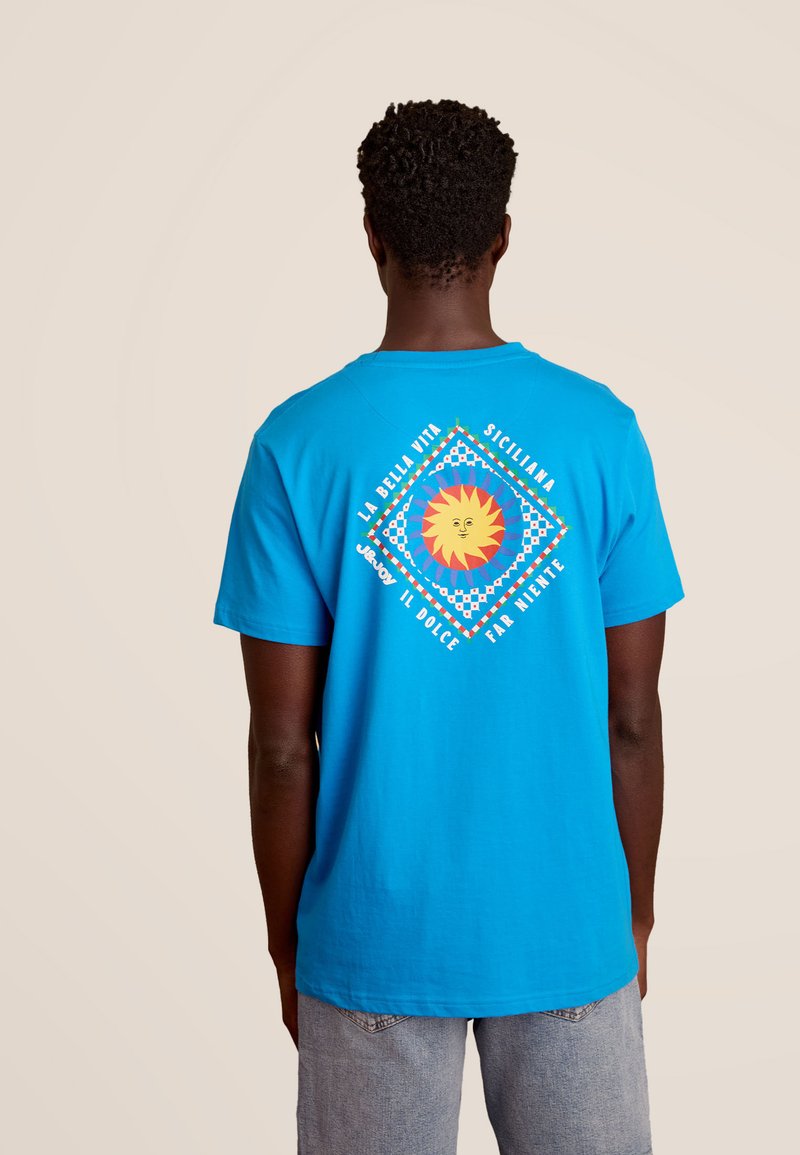 Blauwe katoenen T-shirt met een kleurrijke zonafbeelding en tekstontwerp op de achterkant, met een relaxte pasvorm en ronde hals.