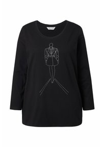 Černé tričko s dlouhým rukávem zdobené bílým obrysem postavy v obleku a sukni, pod nimiž jsou rovné čáry představující cestu.