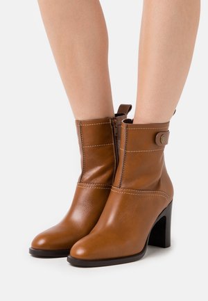 See by Chloé Botines de tacón - camel
