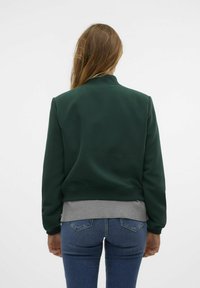 Vero Moda AMALA SHORT - Bomberjacks - pine grove