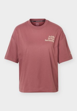 ASICS, RUNNER MESSAGE GRAPHIC TEE - T-shirt de sport - rusted rock