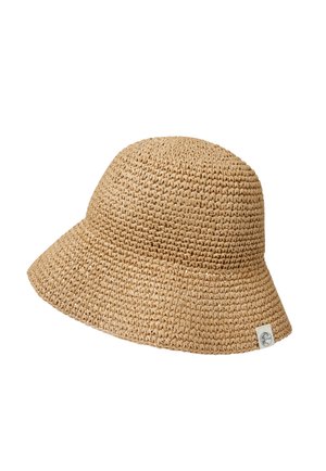 Chapeau bob en paille tissée beige clair avec un large bord, doté d'un motif texturé et d'une petite étiquette logo sur le côté.
