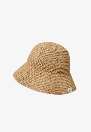 Kootud heledabež värvi õlgkübar laiade äärega, millel on tekstuuriga muster ja väike logoga silt küljel.