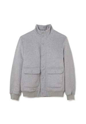 Chaqueta de lana gris con cuello alzado, cierre de botones completo, dos bolsillos delanteros de parche y dobladillo y puños acanalados. Textura suave.