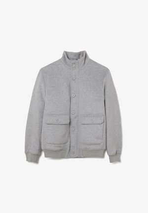 Chaqueta de lana gris con cuello alzado, cierre de botones completo, dos bolsillos delanteros de parche y dobladillo y puños acanalados. Textura suave.