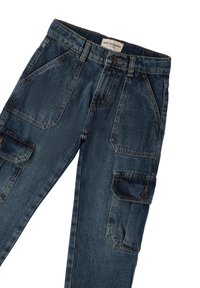 Pantalones cargo de mezclilla azul oscuro con cinco bolsillos, costuras visibles y cierre de botón. Incluyen un detalle de bolsillo a la altura de la rodilla para mayor utilidad.