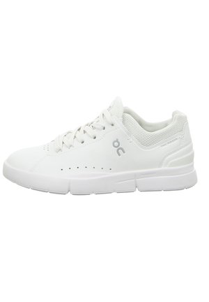 On THE ROGER ADVANTAGE - Trainers - all white