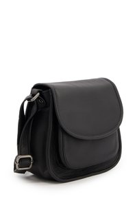 Sort læder crossbody taske, rektangulær form, med et klaplukning, justerbar skulderrem og glat tekstur. Minimalistisk design uden synligt hardware.