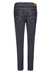 Jeans in denim blu scuro con un design aderente, caratterizzati da due tasche posteriori con cuciture decorative e un'etichetta in pelle marrone in vita.