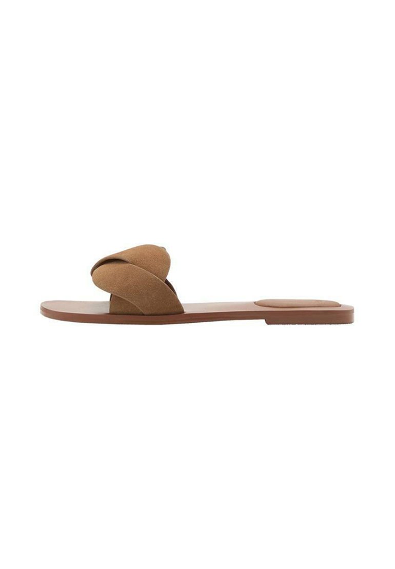 Brun slide-sandal med ett kryssbanddesign av mjukt tyg, med platt sula och minimal konstruktion.