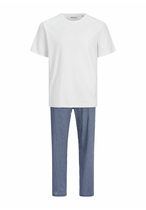 T-shirt blanc à manches courtes associé à un pantalon rayé bleu marine. Les pantalons présentent des rayures verticales et une ceinture élastique. Le modèle est pieds nus.