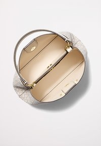 Sac à main rond avec un extérieur texturé gris, des ferrures dorées et un intérieur beige clair. Comprend deux compartiments et une poignée supérieure ouverte.