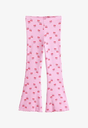 Ružové rebrované rozšírené nohavice s celoplošnou potlačou malých červených čerešní a zvlnenými lemami na bielom pozadí.