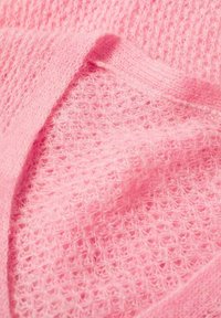 Tessuto di maglia rosa con una trama morbida e soffice, caratterizzato da una lavorazione leggera e da una leggera lucentezza. Il tessuto ha un aspetto leggero e arioso.