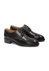 Scarpe eleganti in pelle nera, caratterizzate da una finitura liscia, punta arrotondata e lacci decorativi. Tacco basso con una leggera lucentezza.