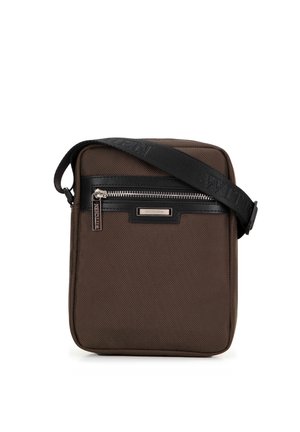 Borsa a tracolla in tessuto marrone con una finitura testurizzata, dotata di una tasca frontale con zip e di una tracolla regolabile nera. Gli accessori metallici includono un'etichetta con il logo.