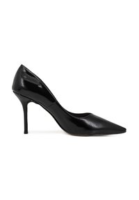 Pumps neri in pelle verniciata con tacco alto, punta affilata e tacco a stiletto sinuoso. Texture liscia e design elegante.