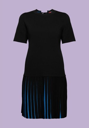Czarna sukienka z krótkimi rękawami, z dopasowanym topem i plisowaną spódnicą w naprzemienne czarne i niebieskie pasy. Okrągły dekolt z wycięciem.
