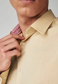 Next TRIMMED EASY CARE SINGLE CUFF - Cămașă - yellow