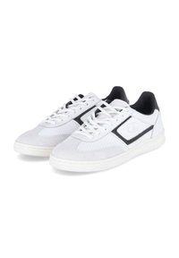 Sneakers albe și gri deschis, realizate dintr-o combinație de suede și piele, cu accente negre și sistem de închidere cu șireturi. Prezentă secțiuni perforate.
