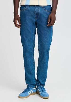 - Jeansy Slim Fit