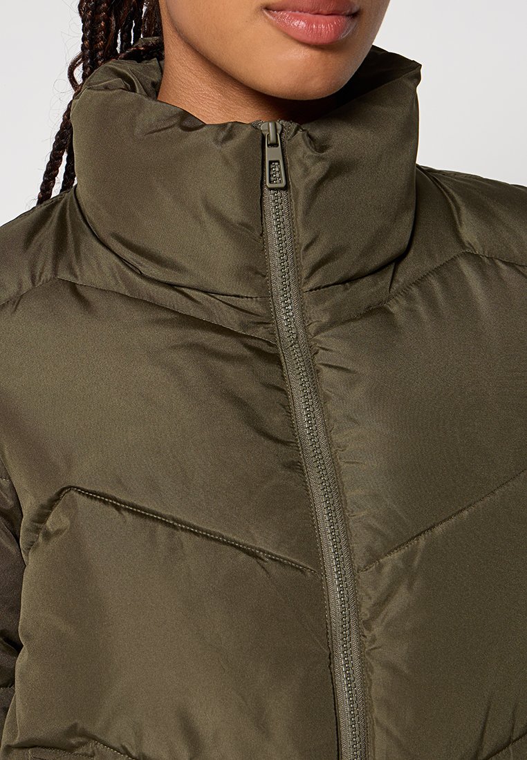 Olivegrüner Pufferjacke mit hohem Kragen, durchgehendem Reißverschluss und gestepptem Muster. Angenehme, matte Oberfläche und leichtes Design.