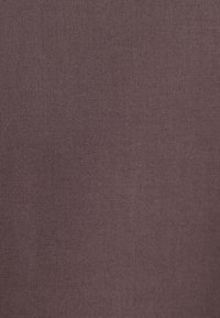 Textiel in een diep mauve kleur met een gladde textuur, met een consistente, fijne weving. Geen patronen of opvallende hardware aanwezig.