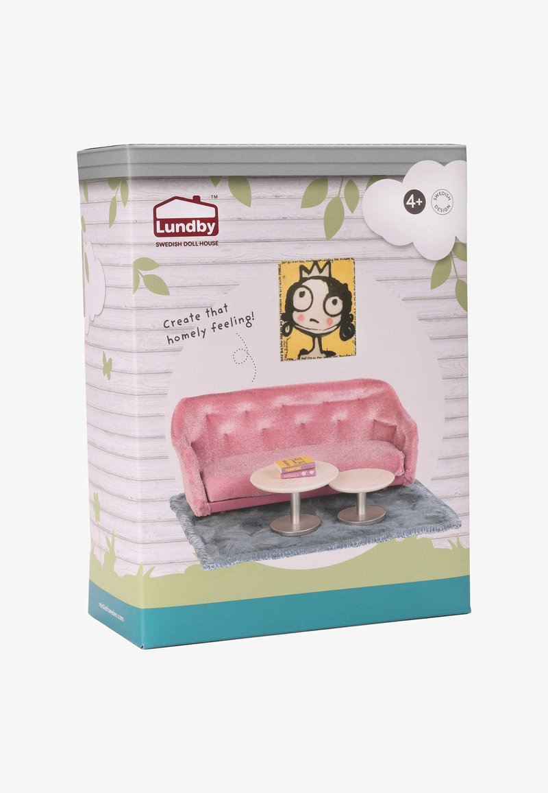 Roze fluwelen bank met een getuft ontwerp, twee ronde tafels en een blauwe vloerkleed. De doos heeft cartoontjes en groene bladeren op een houten achtergrond.