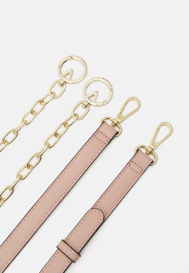 Goldfarbene Metallkette und Clips mit einem pinkfarbenen strukturierten Riemen, der glatte Kanten und einen schwarzen Rand aufweist. Enthält runde und drehbare Schlösser.