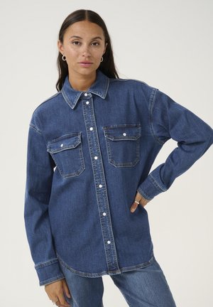 Dunkelblaue Jeanshemd mit Kragen, zwei Vordertaschen und Knopfverschluss. Verfügt über kontrastierende Nähte und lange Ärmel.