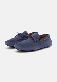 Tumši zili zamšādas loafers ar noapaļotu purngalu, mežģīņu detaļām un maziem gumijas punktiem uz zoles, kas nodrošina saķeri. Mīksts, teksturēts materiāls.