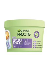 Barattolo verde di maschera per capelli Garnier Fructis con coperchio arrotondato, dotato di etichette che indicano un complesso idratante e l'assenza di solfati, silicone o oli minerali.