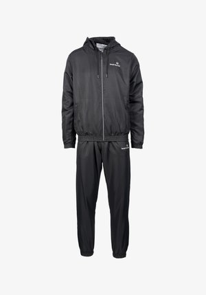 Survêtement noir en matériau lisse et léger. Comprend une veste à capuche zippée et un pantalon à taille élastique avec des poignets.