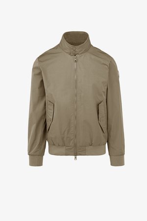 Beige vetoketjullinen pilottitakki, jossa painonappikaulus, kaksi etutaskua läpilettävillä läpillä, resorit hihansuissa ja helmassa, valkoisella taustalla esitettynä.