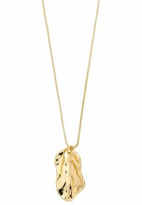 Collier en or avec un pendentif texturé en forme organique sur une chaîne en boîte fine. Le métal a une surface brillante et réfléchissante.