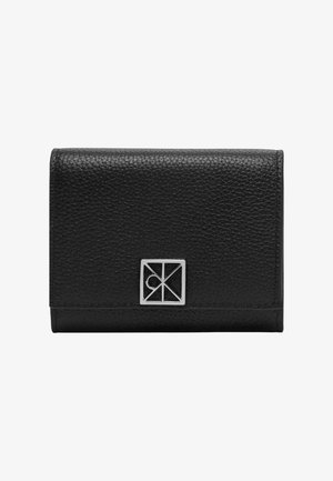 Portefeuille en cuir noir texturé avec un fermoir logo géométrique argenté centré sur le rabat avant sur fond blanc.