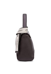 Borsa a mano in pelle marrone con forma strutturata, caratterizzata da una superficie testurizzata e una larga tracolla in tessuto con logo per il trasporto.