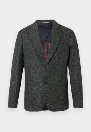 Veste blazer en chevrons gris foncé avec un revers cranté, deux poches avant et une fermeture à un bouton. Doublure bleu marine avec des accents bordeaux.