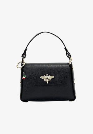 Sac à main en cuir noir avec un design structuré, présentant une embellissement en forme d'abeille dorée sur le devant et des accents de quincaillerie décoratifs.
