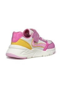 Baskets colorées avec des accents roses et jaunes, un dessus en synthétique blanc, une semelle intermédiaire texturée et une sangle Velcro pour la fermeture.