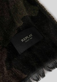 Sciarpa mimetica nero e verde realizzata in tessuto strutturato, con un'etichetta nera recante la scritta "REPLAY" e "SINCE 1981" in lettere argentate.