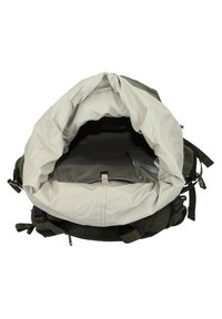 Mochila de color verde oliva con un diseño de apertura superior, que cuenta con un forro beige claro y correas ajustables. En su interior hay un compartimento espacioso y de textura suave.