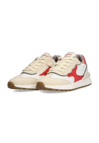 Scarpe da ginnastica beige con una texture liscia, dotate di un accento rosso, pannelli bianchi e una suola in gomma marrone chiaro; include chiusura con lacci.