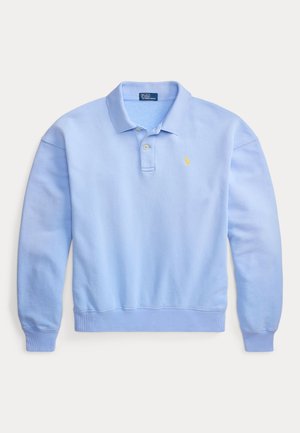 Tricou polo albastru deschis cu mânecă lungă, manșete și tiv cu refilet, cu guler cu două nasturi și un mic logo brodat galben pe piept.