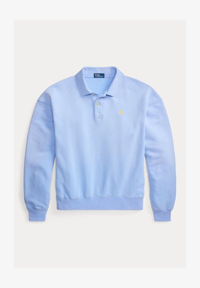 Camiseta polo de manga larga azul claro con puños y dobladillo acanalados, tapeta con dos botones y pequeño logo amarillo bordado en el pecho.