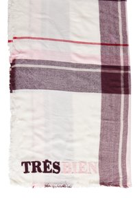 Écharpe en tissu à carreaux tissés en blanc, bordeaux et rose ; bords à franges ; arbore "TRÈS BIEN" en broderie foncée et claire en bas.